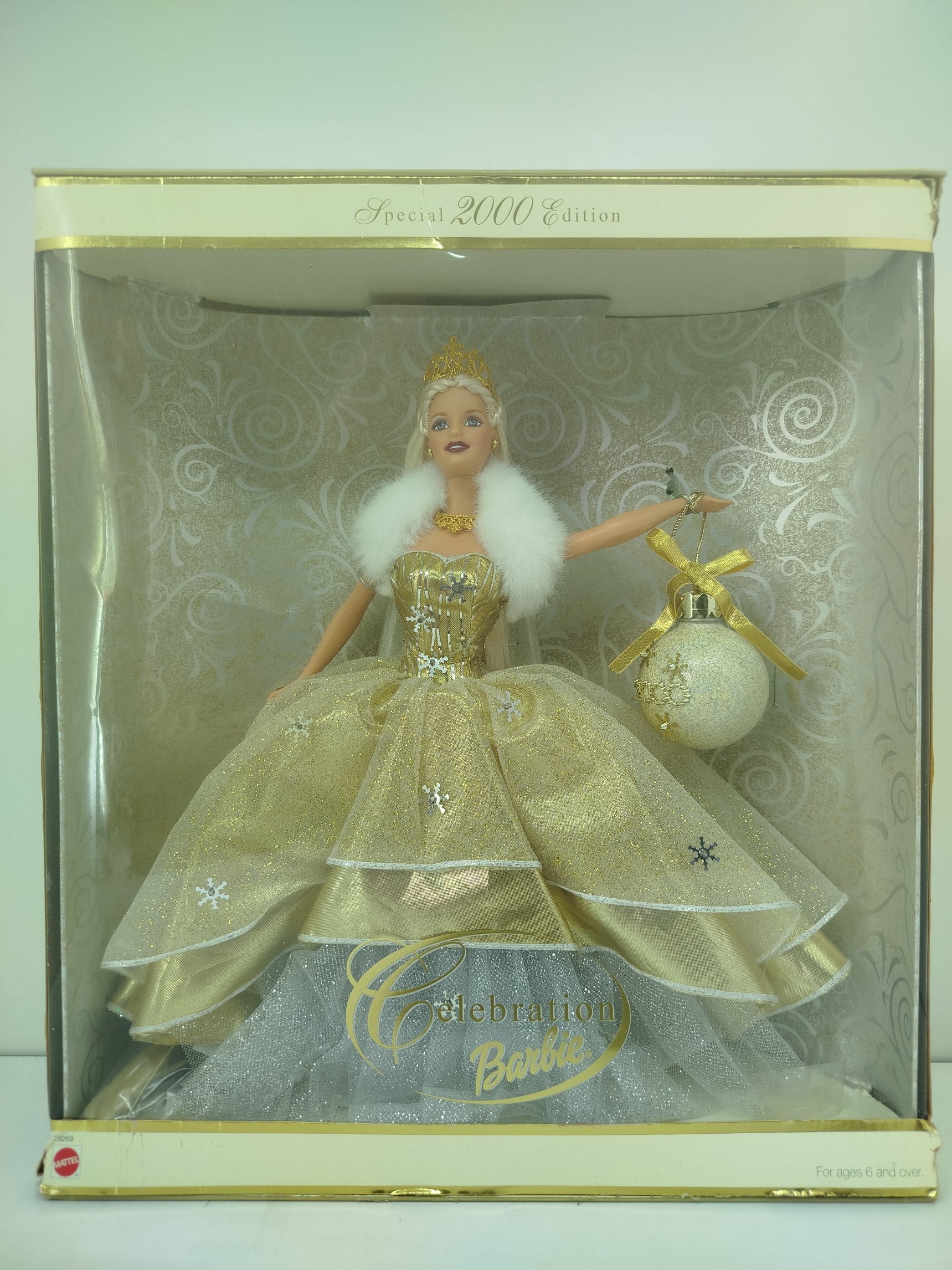  Celebration Barbie Special 2000 Edition , fabricada por Mattel para conmemorar la llegada del nuevo milenio.