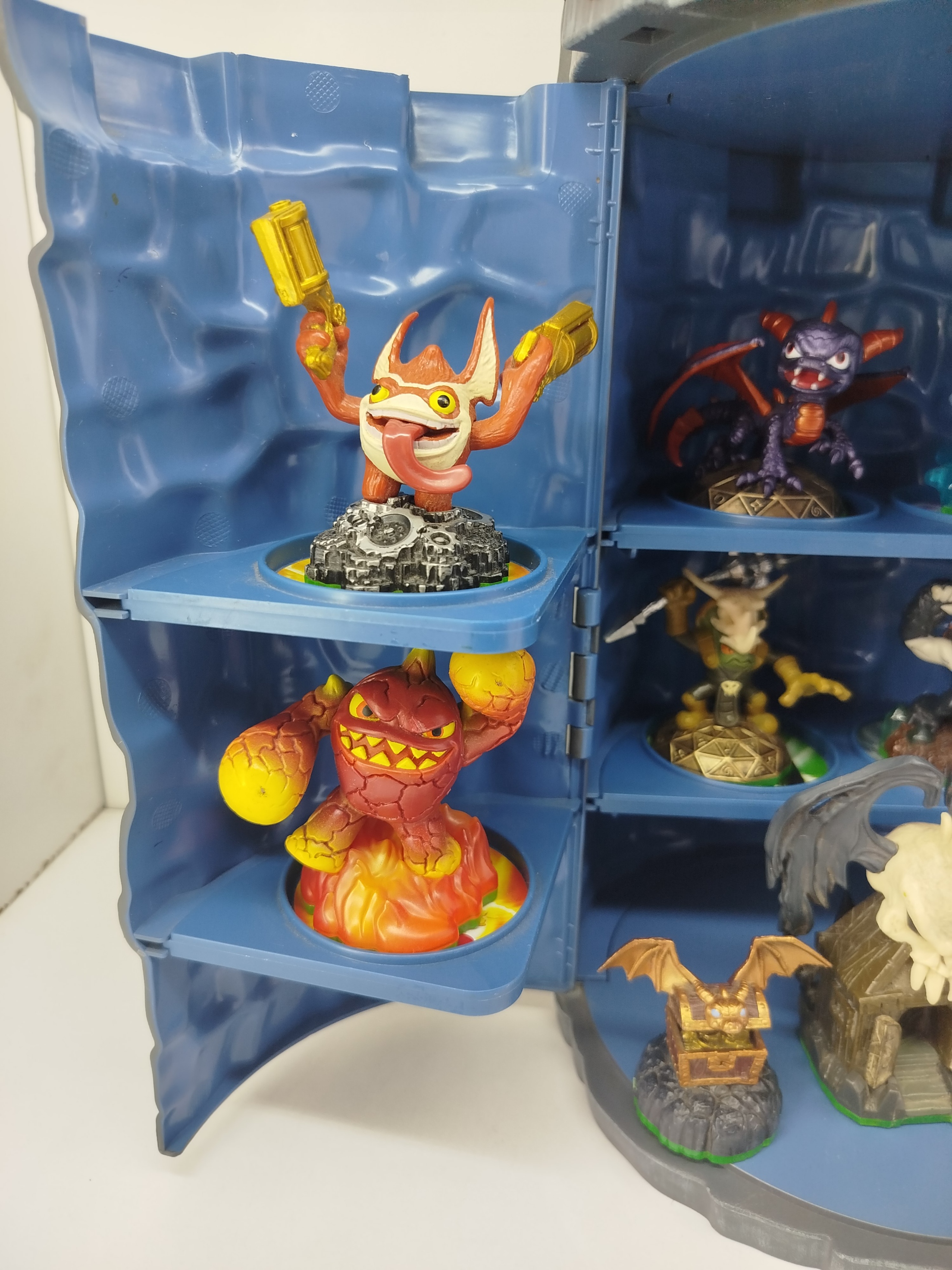 SKYLANDER - Spyro's Adventure Tower Case, un estuche oficial fabricado por PowerA bajo la licencia de Activision, 11 figuras y un portal Wireless