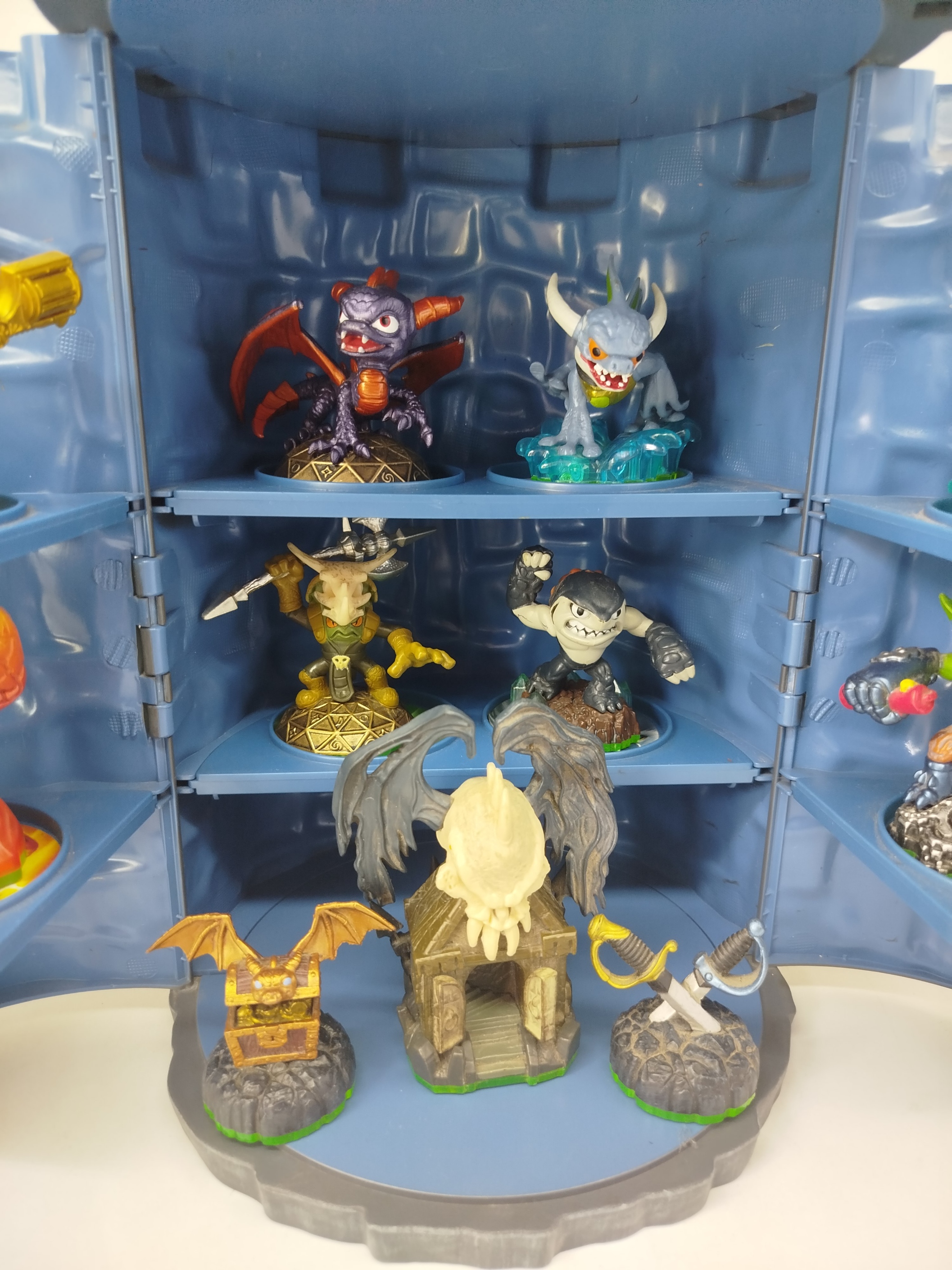 SKYLANDER - Spyro's Adventure Tower Case, un estuche oficial fabricado por PowerA bajo la licencia de Activision, 11 figuras y un portal Wireless