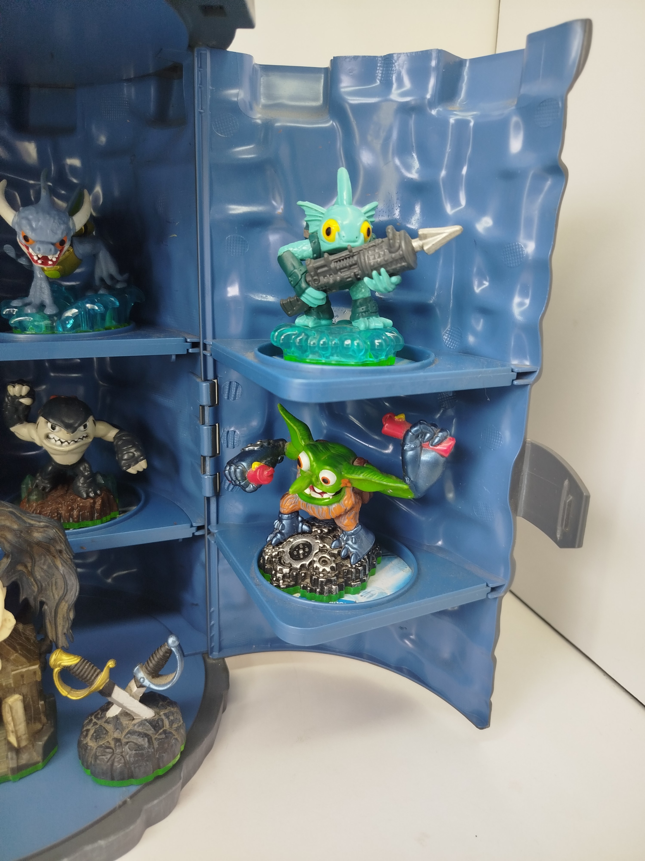 SKYLANDER - Spyro's Adventure Tower Case, un estuche oficial fabricado por PowerA bajo la licencia de Activision, 11 figuras y un portal Wireless