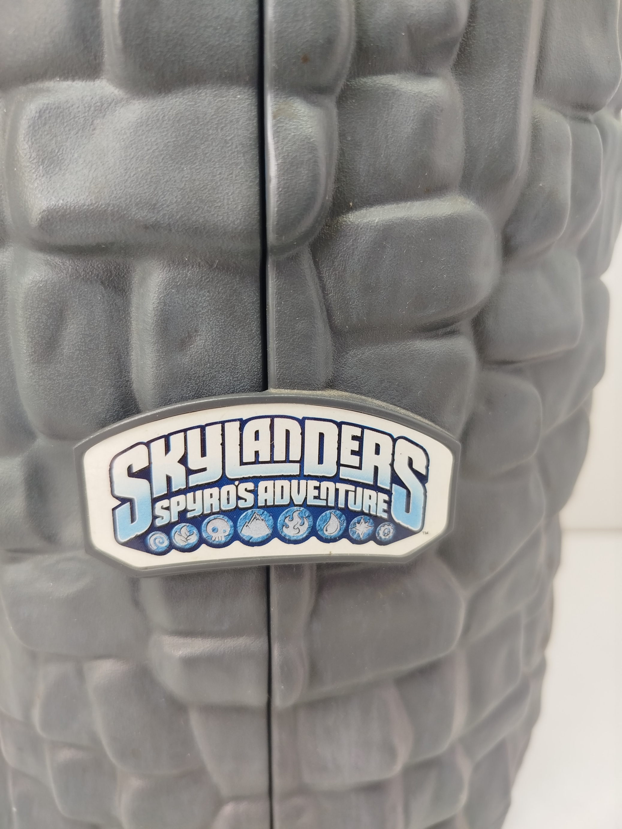 SKYLANDER - Spyro's Adventure Tower Case, un estuche oficial fabricado por PowerA bajo la licencia de Activision, 11 figuras y un portal Wireless