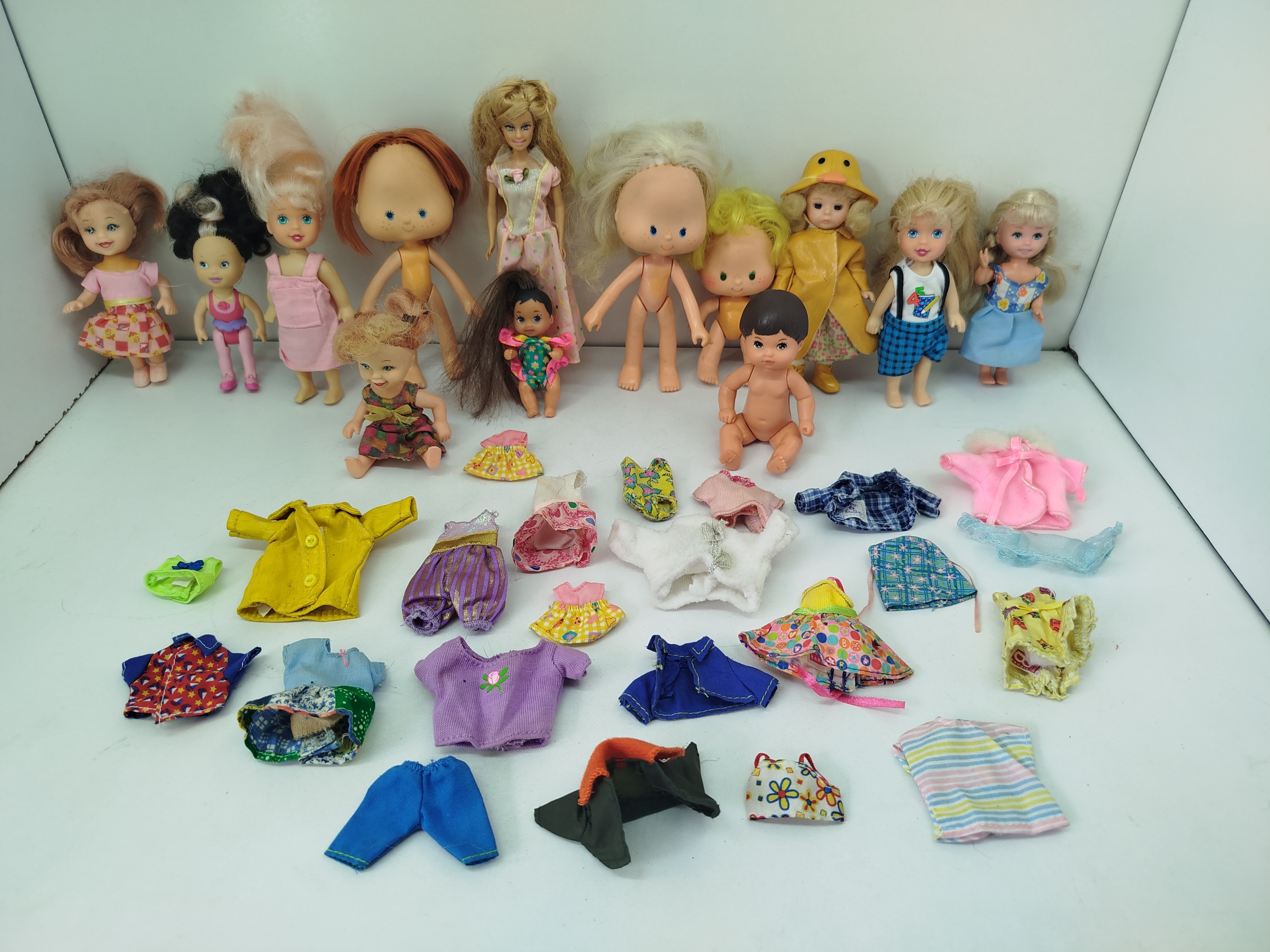 13 Muñequitas vintage mini mas ropa variada de 15 a 7cm
