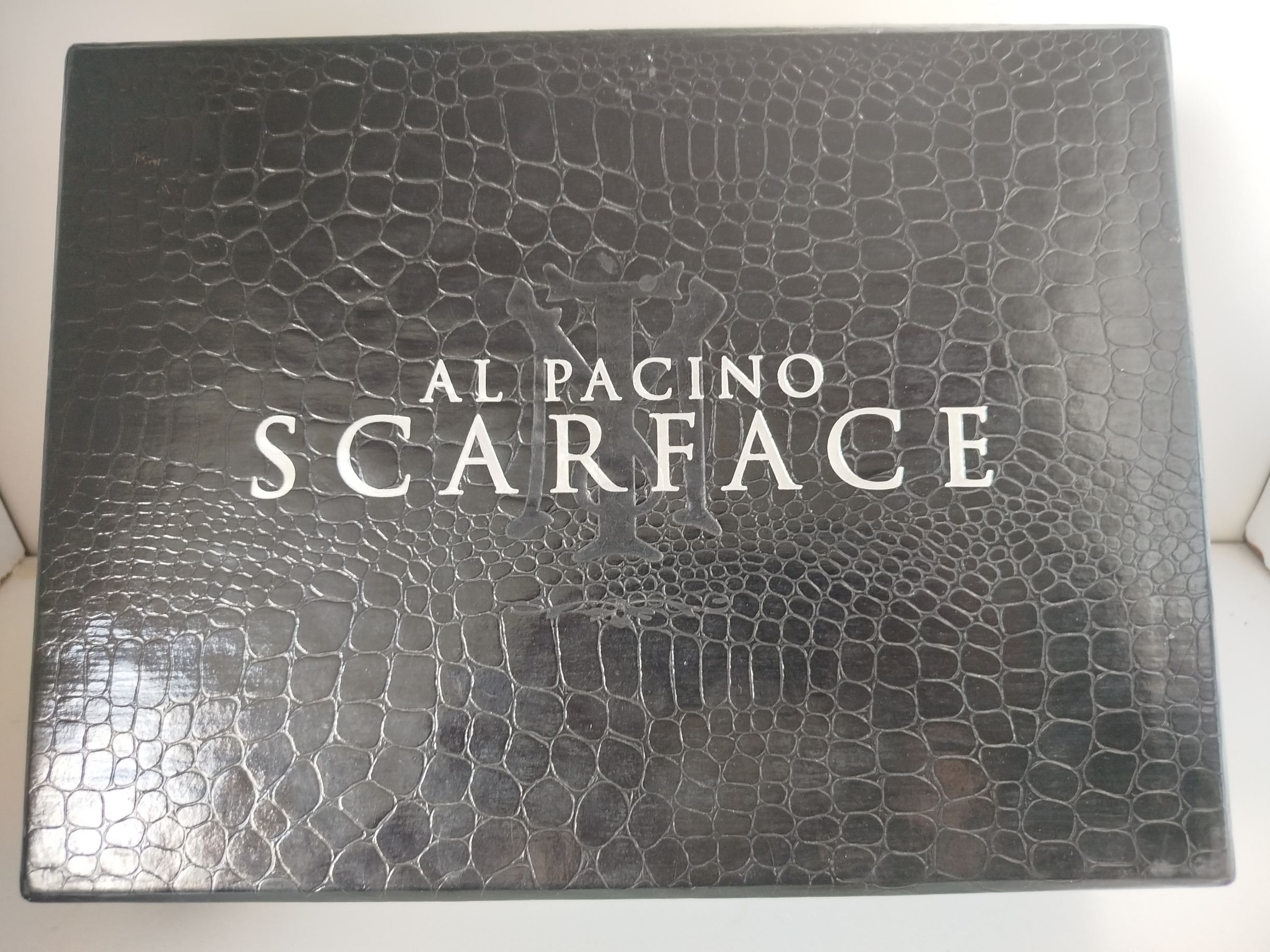 Caja Edicion Especial de Coleccionista de la película Scarface (Caracortada) protagonizada por Al Pacino -  Caja diseño texturizado que simula piel de cocodrilo - Incluye dos DVD y Tarjetas de lobby