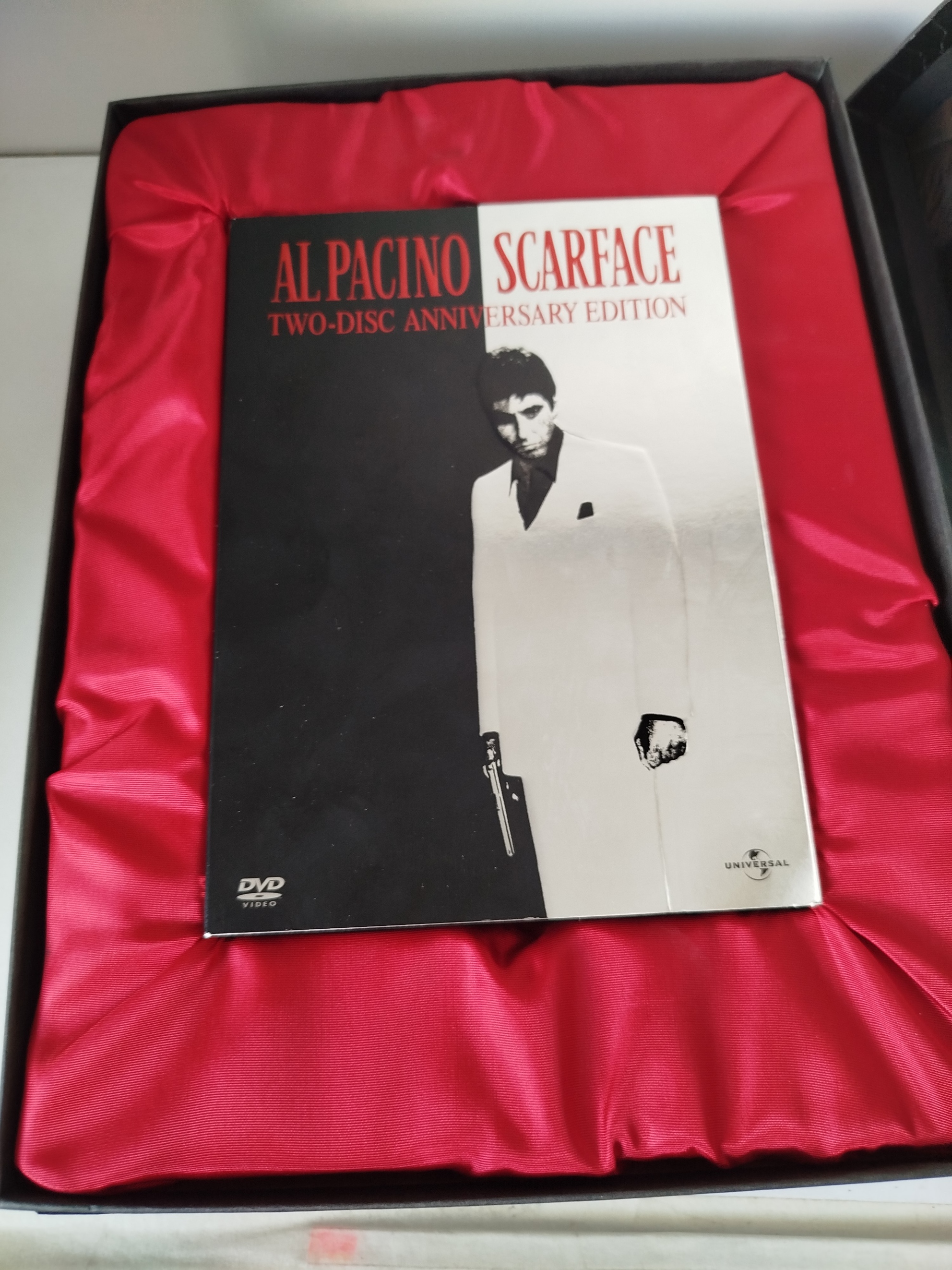 Caja Edicion Especial de Coleccionista de la película Scarface (Caracortada) protagonizada por Al Pacino -  Caja diseño texturizado que simula piel de cocodrilo - Incluye dos DVD y Tarjetas de lobby