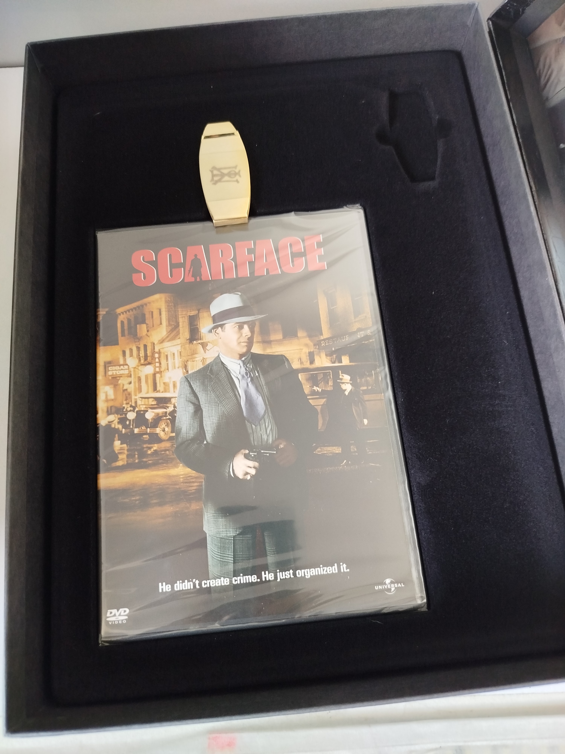 Caja Edicion Especial de Coleccionista de la película Scarface (Caracortada) protagonizada por Al Pacino -  Caja diseño texturizado que simula piel de cocodrilo - Incluye dos DVD y Tarjetas de lobby